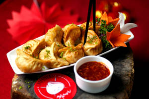 Veg Fried Momo With Garlic Sauce (8 Pcs)