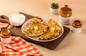Paneer Parantha With Curd & Pickle