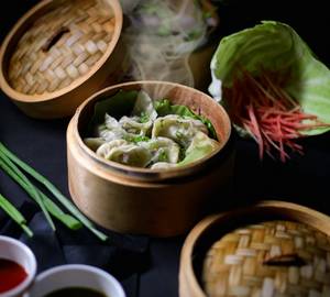 Vegetable Steamed Momos (8 Pcs)
