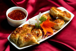 Veg Pan Fried Momos With Garlic Sauce (8 Pcs)