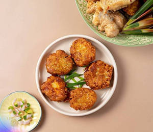 Tod Mun Gai ( Thai Chicken Fritters ) (5 Pcs)