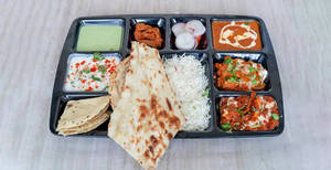 Authentic North Thali With Tandoori Roti