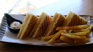 London Sandwich With Fries