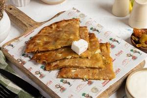 Gobi Tawa Paratha With Curd