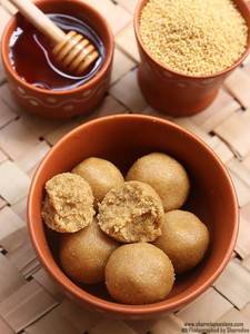 Thinai Laddu (150 Gm Or 5 Piece)