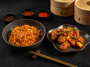 Burnt Chilli Hakka Noodles (Chicken) with Hunan Chilli Chicken