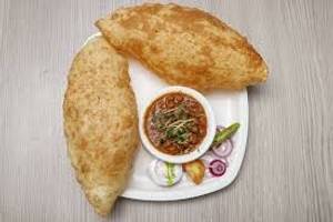 Punjabi Chole Bhature [2 Bhature]
