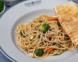 Spaghetti Aglio Olio With Veg