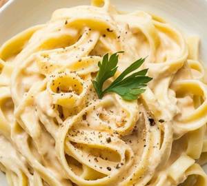 Spaghetti pasta white sauce