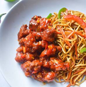 Veg Chowmein with Boneless Chicken Chilli Combo [Serves 1]