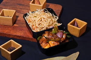 Veg Hakka Noodles With Chilli Paneer