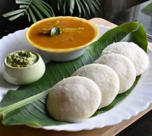 Idli [4 Piece] Sambar And Chutney
