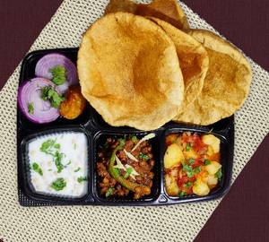 Kala chana pindi with poori (4pec)