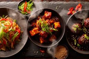 Veg Hakka Noodles With Chilli Paneer