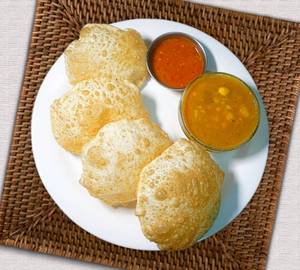 4 Puri With Sabzi And Chutney