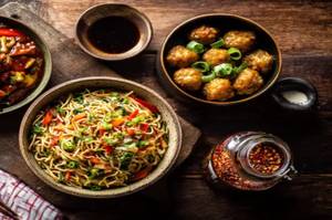 Egg Hakka Chowmein With Garlic Fish