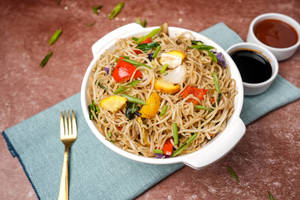 Hakka Noodles (650ml)