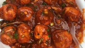 Spicy veg gravy momos [8 pieces]