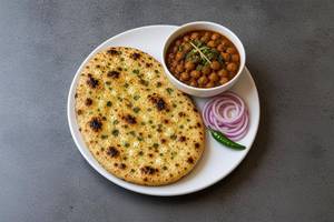 Paneer Kulcha With Chole