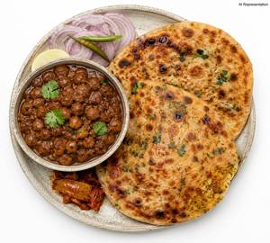Chole + Stuffed Kulcha