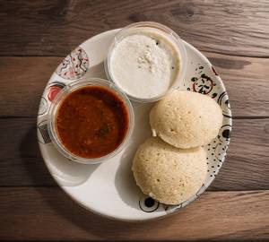 Idli with coconut and khajoor chutney
