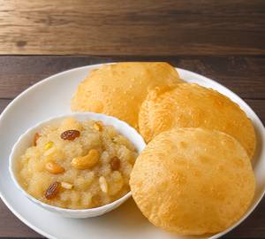 6 Pis Luchi & Sooji Halwai