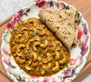 Kaju curry + Chapati (2 pieces)