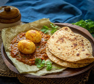 Egg Curry [2 Eggs] + Tawa Roti (2 pieces)