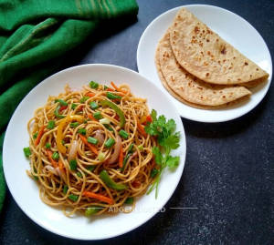 Veg Chomin + Tawa Roti 2p