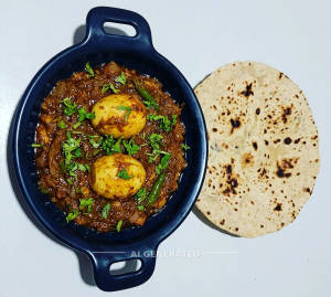 Egg Curry [2 Eggs] + Tawa Palin Roti (1 piece)