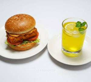 Munchie Spicy Paneer Burger + Monster Lemon [200 Ml]