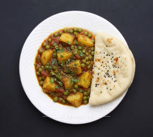 Alu Mutter + Plain Kulcha (1 piece)