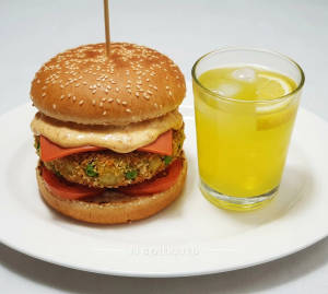 Veg Maharaja Munchie Burger + Monster Lemon [200 Ml]