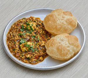 Egg Tarka + Luchi (2 Pieces)