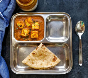 Paneer Masala + Plain Tawa Roti (1 Piece)