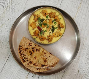 Kadhi Pakora + Tawa Roti (2 pieces)