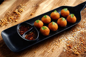 Cheese Balls (8 Pcs) With Dips