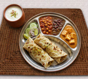 Aloo Payaj Naan Thali + Kulhad Lassi