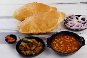 Chole Bhature (2 Bhature)