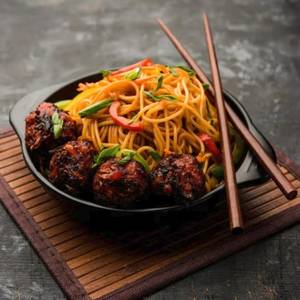 Veg hakka noodles with gravy [serves 1]