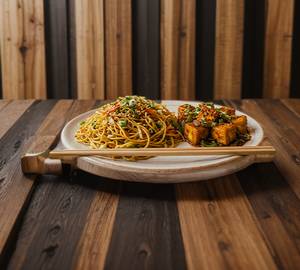 Hakka Noodles And Paneer Chilli Combo