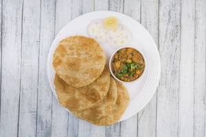 Puri (5 Pcs) With Chole And Pickle