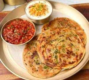 Pyaz Paratha curd meal 