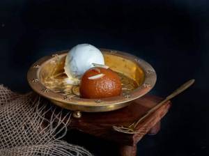 Gulab Jamun With Ice Cream