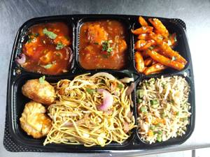 Chinese Platter (Hakka Noodles Manchurian Chilly Paneer Fried Rice And Gravy