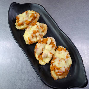 Garlic Bread with Chicken Tikka