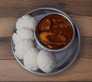 Idli [5 pieces] with fish curry