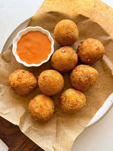 Cheese Balls With Cheese Sauce