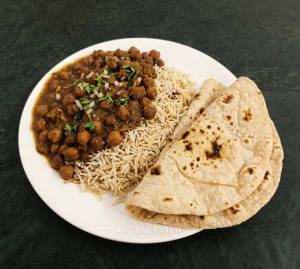 Chole chawal + Tawa Roti (2 pieces)