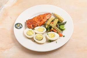 2 Eggs (Boiled/scrambled) + Paprika Marinated Chicken + Tossed Veggies